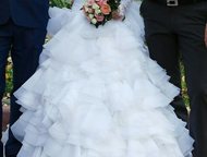 Екатеринбург: Неотразимое свадебное платье Продам симпатичное свадебное платье, цвет белый, размер 40-42.   Платье полностью сделано из ткани (не сетка), поэтому ве