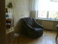 Санкт-Петербург: квартира с изолированными комнатами 20м+12м+8м, кухня 6м,застекленная лоджия 4м со шкафом.СУ раздельный.В квартире мягкий 
квартира с изолированными к